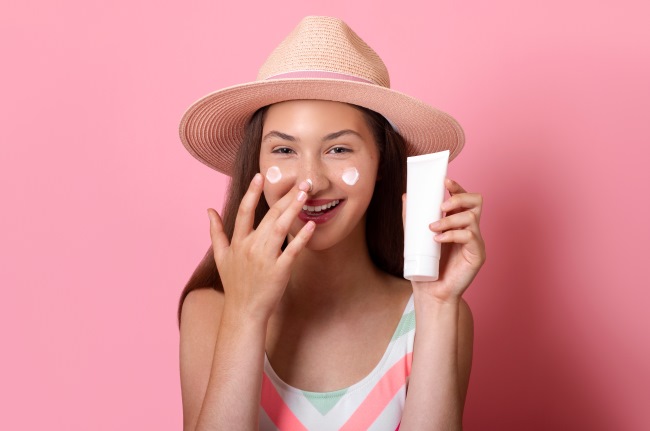 7 Sunscreen untuk Kulit Berminyak yang Nyaman di Kulit - Alodokter